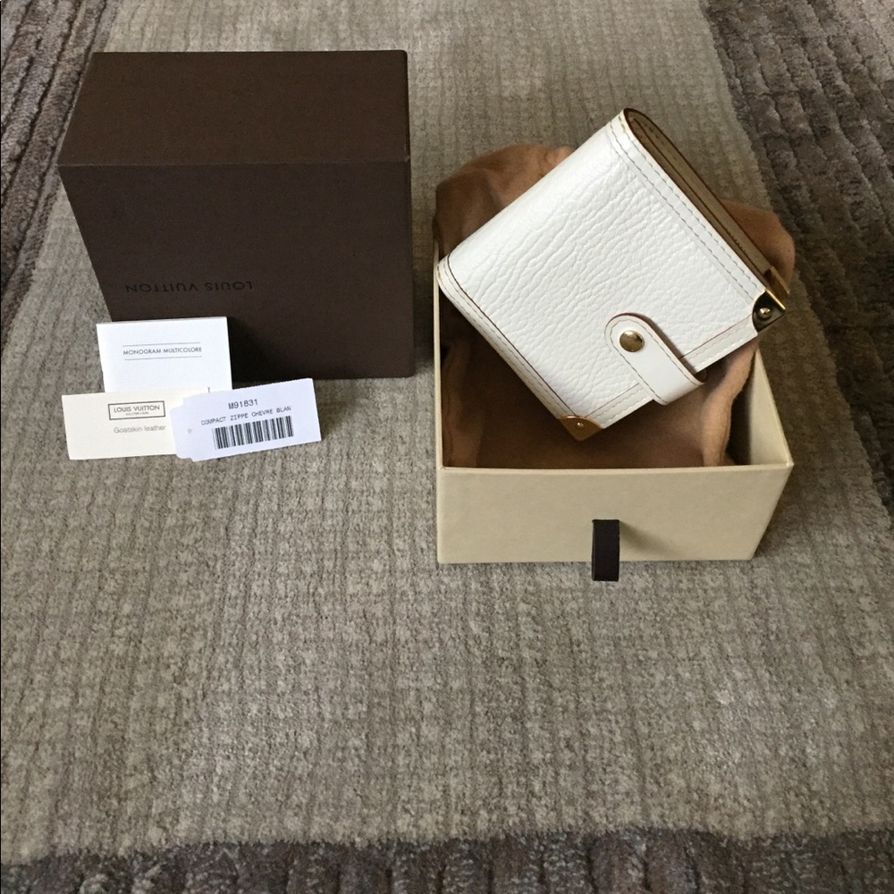 Louis Vuitton suhail compact zip wallet